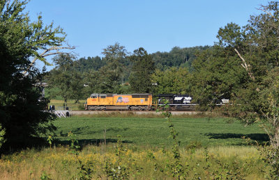 A UP SD70M leads NS 167 at Bowen Kentucky 