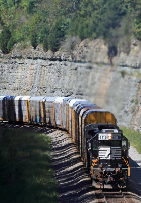 The cut is filled with the sweet music of a hard working EMD as train 275 climbs Kings Mountain 