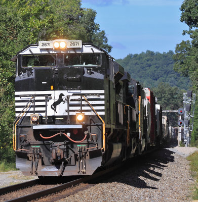 NS 2671 brings a Southbound under the signals at Southfork KY, starting the hard pull up Kings Mountain 