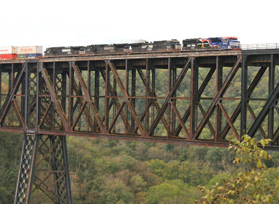 Northbound 376 crosses the Kentucky River at High Bridge with NS 6920 leading 