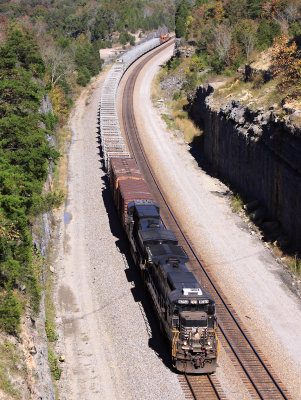 Southbound empty rail train 912 rolls through Garlands Bend with a ratty looking Tophat leading 