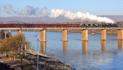 Southern 630 leads a Chattanooga to Oneida TN public excursion across the TN River