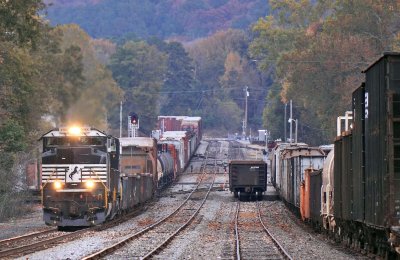 NS 2755 leads a Southbound manifest train across the ATN diamond at Attalla, Alabama 