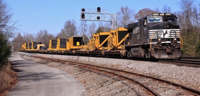 Southbound 055 wraps around the long curve at CP Robbins..check out those new signals, already leaning to the East 