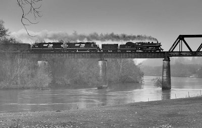 Southern 630 crosses the Holston River at Strawberry Plains, TN on a cold Saturday morning