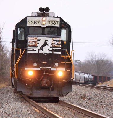 SD 3387, an old warrior that was born in PRR colors, works the T16 local at Pine Knot 