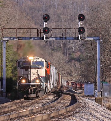 NS 174 drops down off of Kings Mountain with a BNSF Possum on the point 