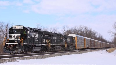 A recently rebuilt SD40-2 leads NS 289 at CP North Wye 