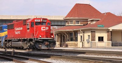 A CP / ICE combo brings NS 295 by the CNO&TP depot at the North end of Danville yard 