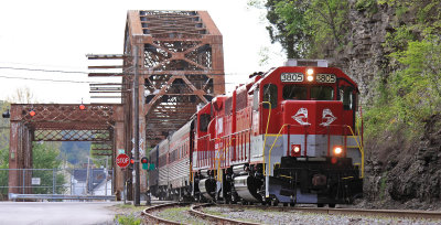 A pair of former SOUTHERN GP38-2's bring the short RJC Derby train across the Kentucky River bridge 