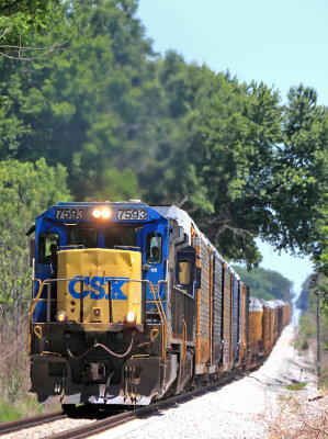 A beat up old GE leads Q237 South at Smiths Grove KY
