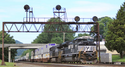Eastbound intermodal with a ACE leader at Summerhill, PA