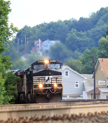A Westbound eases down the mountain and around the curve at Lilly 