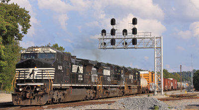 124 passes under the new signals at French Ave (CP Burnside) after a crew change 
