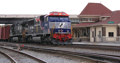 NS 6920 (The Veterans Unit) brings train 147 by the CNO&TP depot at Danville, KY 