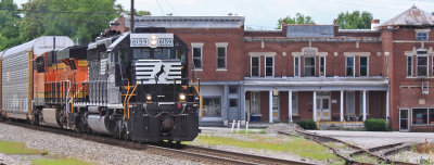 NS 289 comes through downtown Lawrenceburg with a SD40-2 on the point 