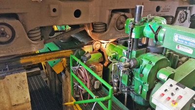 A CSX GE gets a wheel profiled by the Simmons Wheel Cutting Machine 