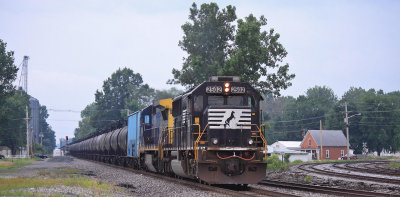 A loaded ethanol train departs the plant at Bluffton with a snazzy SD70 on the point. 