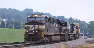 A Westbound intermodal crawls up the mountain at Shawsville 