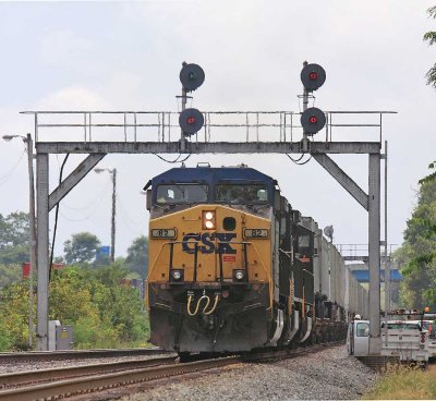 CSX power leads NS 216 North under the last remaining set of GRS model SC signals at Delaplane