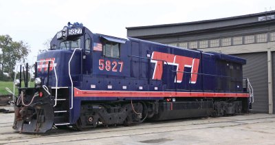 TTI 5827 outside the roundhouse at Paris 
