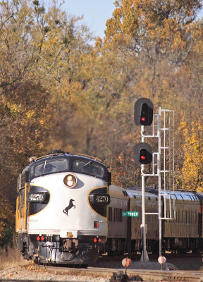 NS 950 eases past a restricting signal at DV tower, right after they decision was made to go all the way to Chattanooga  