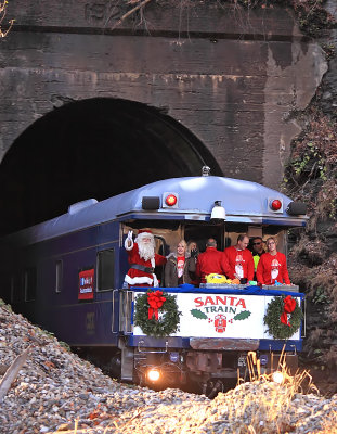 The Santa Train plunges into Haysi Tunnel 