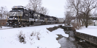 NS 7000 (Former CNW 8026)  brings 112 West through Harrodsburg 