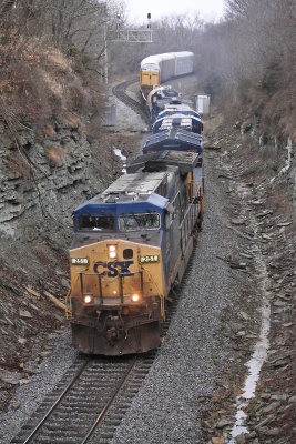 CSX 251 South gets back on the move at South Verona after meeting Q502 