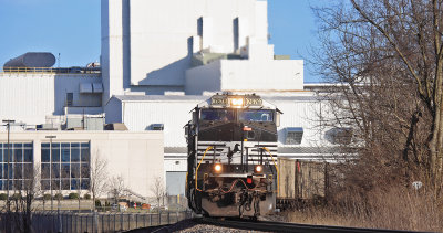Westbound 77J comes around the First curve into Harrodsburg with the Corning Glass plant looming in the background 