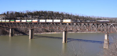 Central of Georgia 8101 leads NS 215 across the Cumberland River Bridge