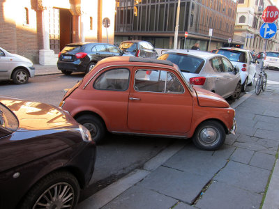 02 Parking Italian Style-Rome (Italy).JPG