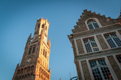 Belfort in de avondzon