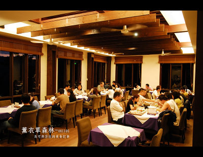 從這上來的山路,一路上人煙稀少,幾十公尺的路燈間隔,是荒涼而孤獨的.但這溫暖的城堡裡,卻正聚集上百的人群,有朋友,有情人,有家庭,是散發出濃濃的和諧跟歡愉.