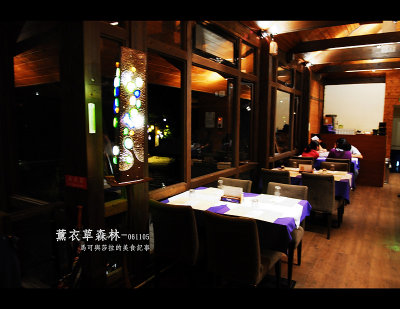 馬可跟莎拉不管到哪裡用餐,一直都喜歡靠窗的位置,尤其在這裡,有些角落是安靜而獨特,即使在客滿的用餐時間,卻彷彿不會被打擾…