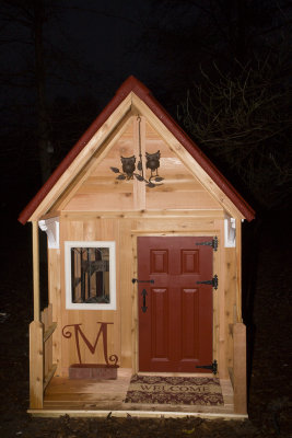 The front of the playhouse/photo blind. Cute, eh?  I wanted it to have a 'wimsical' look to it. 
