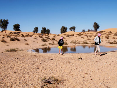 _C266434 Carson and Laura in Desert Oasis