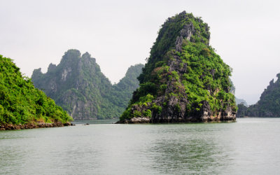 Karsts in Halong Bay (3165)