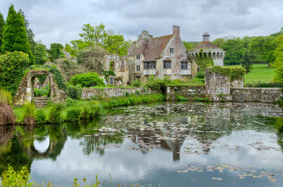 Garden wall and ruin, Scotney Castle
