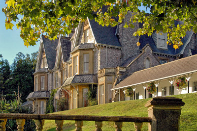 Brunel Manor ~ old house and new wing (2112)