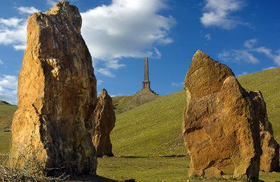 Stone and Memorial, Ham Hill (2259)