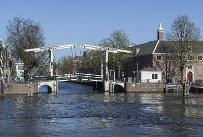 Walter Suskindbrug, Amstel River