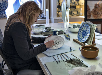 Hand painting Delft porcelain