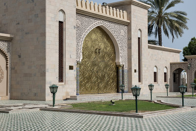 Asma Bint Alawi Mosque, golden door
