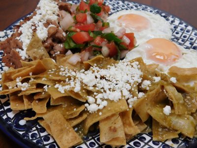 Chilaquiles Verdes con Huevos Estrellados