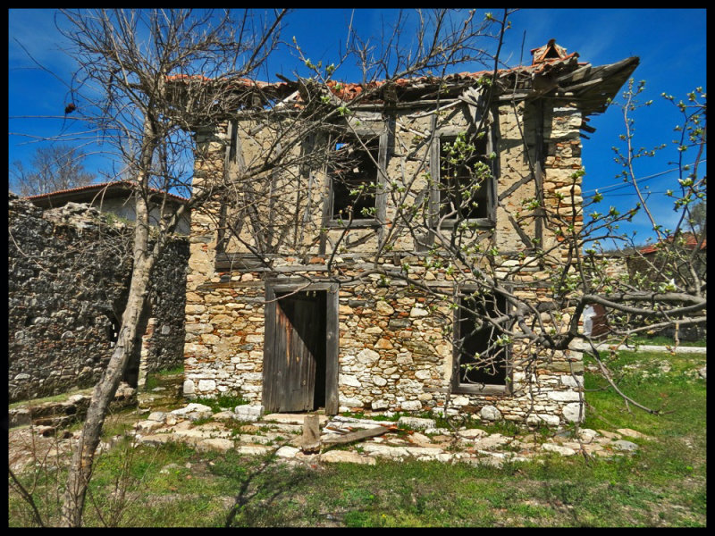 abandoned stone house 1smx.jpg