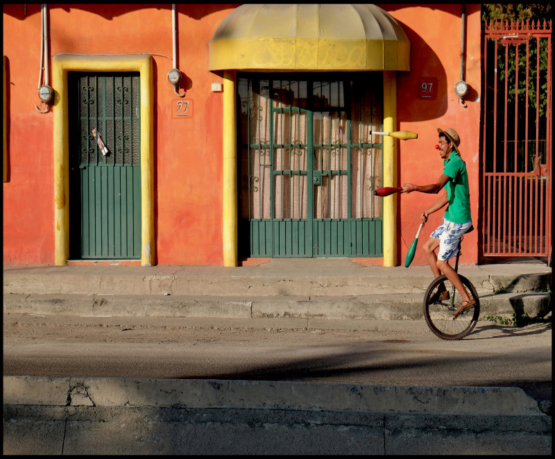 unicycle juggler in Mexico