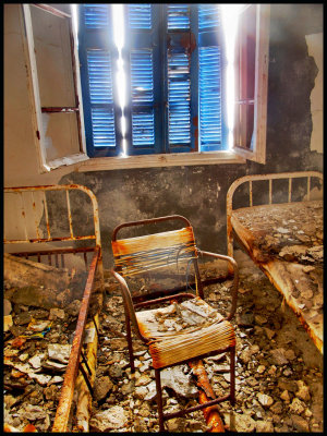 chair abandoned 1asm.jpg
