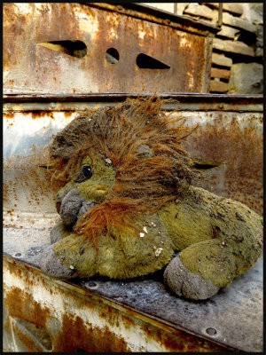 abandoned lion in Athens  Greece 1sma.jpg