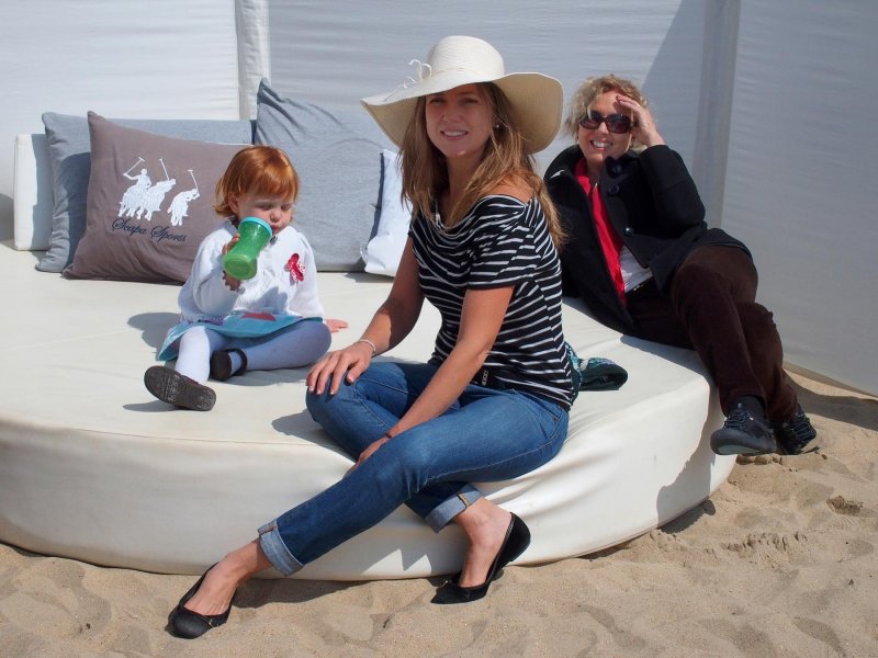 Knokke; Gabriella, Carolina nd Françoise at the beach. 